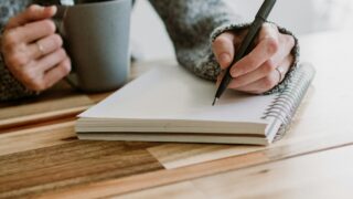 ノートに自己分析を書き込む手元